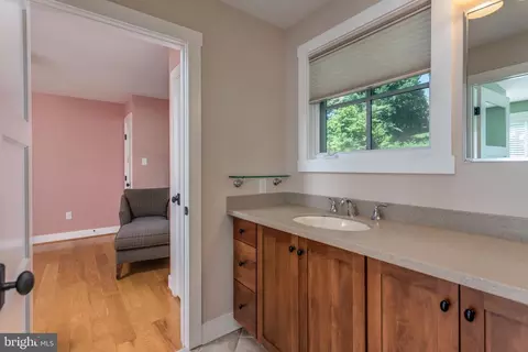 Bath - 1321 Vanceright Cir, Winchester, VA 22601 photo 3 of 4