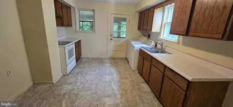 Entry Way - 18 E Hart St, Winchester, VA 22601 photo 5 of 8