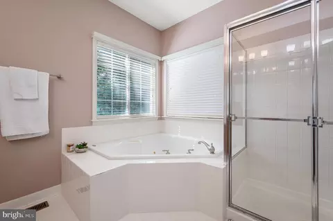 Bath - 914 Wayne Dr, Winchester, VA 22601 photo 2 of 4
