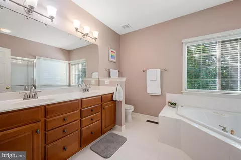 Bath - 914 Wayne Dr, Winchester, VA 22601 photo 1 of 4