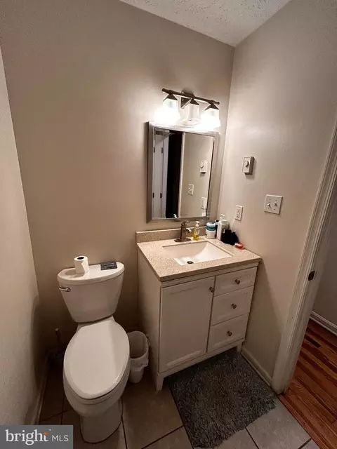 Bath - 121 Summit Ave, Winchester, VA 22601 photo 2 of 3