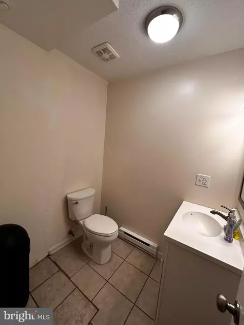 Bath - 121 Summit Ave, Winchester, VA 22601 photo 3 of 3
