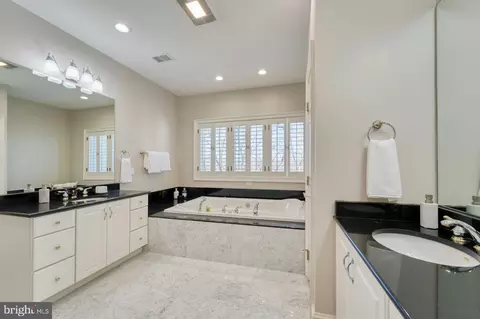 Bath - 788 Johnston Ct, Winchester, VA 22601 photo 3 of 6