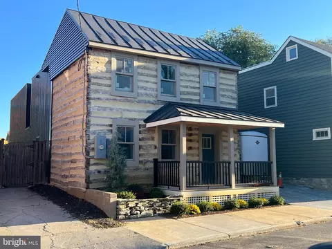 22 Monmouth St E, Winchester, VA 22601