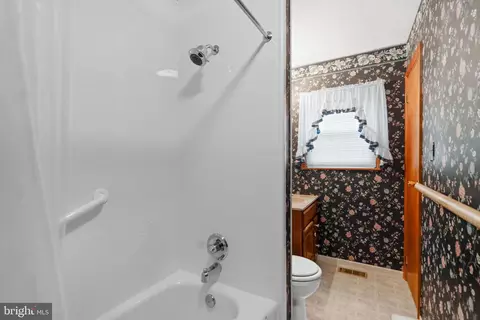 Bath - 556 Eagle Dr, Winchester, VA 22601 photo 1 of 2