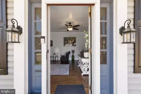 Entry Way - 529 N Braddock St, Winchester, VA 22601 photo 1 of 12