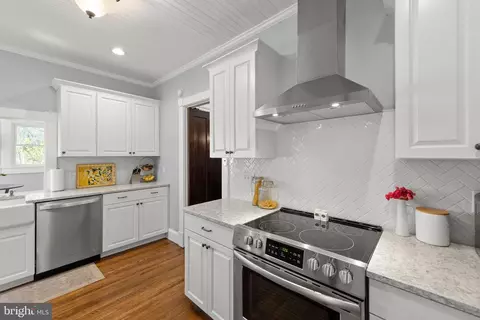 Kitchen - 529 N Braddock St, Winchester, VA 22601 photo 2 of 2