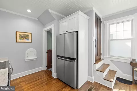 Entry Way - 529 N Braddock St, Winchester, VA 22601 photo 8 of 12