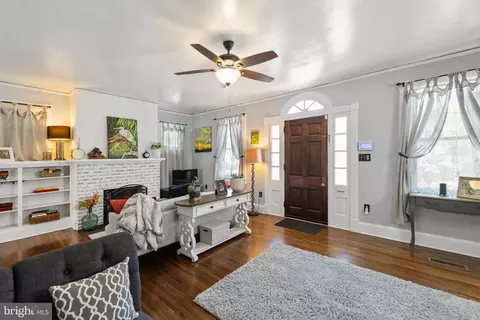 Entry Way - 529 N Braddock St, Winchester, VA 22601 photo 2 of 12