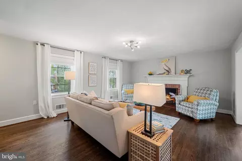 Living - 435 Mosby St, Winchester, VA 22601 photo 4 of 5