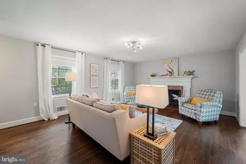 Living - 435 Mosby St, Winchester, VA 22601 photo 3 of 5