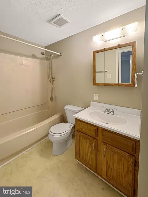 Bath - 7 E Hart St, Winchester, VA 22601 photo 2 of 3