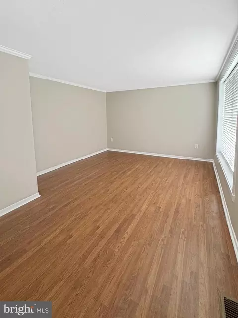 Living - 7 E Hart St, Winchester, VA 22601 photo 2 of 4