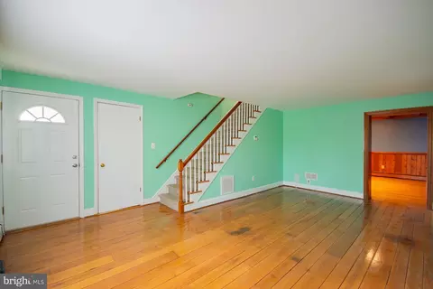 Living - 121 E James St, Winchester, VA 22601 photo 2 of 9