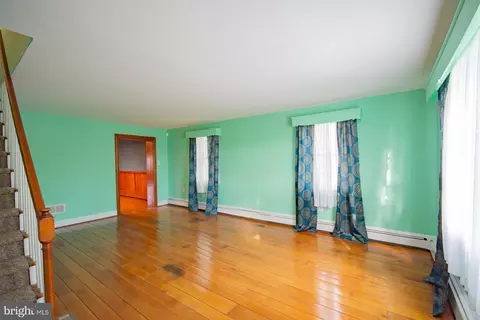Living - 121 E James St, Winchester, VA 22601 photo 1 of 9