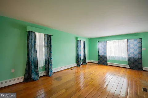 Living - 121 E James St, Winchester, VA 22601 photo 4 of 9