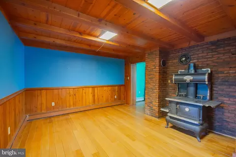 Entry Way - 121 E James St, Winchester, VA 22601 photo 2 of 10