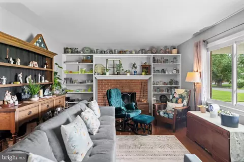 Living - 319 Beechcroft Rd, Winchester, VA 22601 photo 3 of 3
