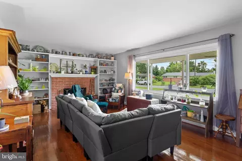 Living - 319 Beechcroft Rd, Winchester, VA 22601 photo 1 of 3