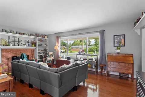 Living - 319 Beechcroft Rd, Winchester, VA 22601 photo 2 of 3
