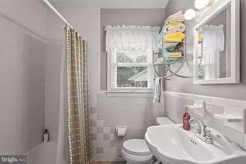 Bath - 319 Beechcroft Rd, Winchester, VA 22601 photo 3 of 7