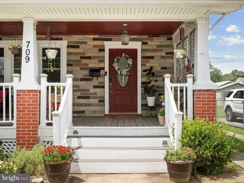 Exterior - 709 N Braddock St, Winchester, VA 22601 photo 5 of 31