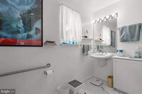 Bath - 423 Crescent Dr, Winchester, VA 22601 photo 2 of 3