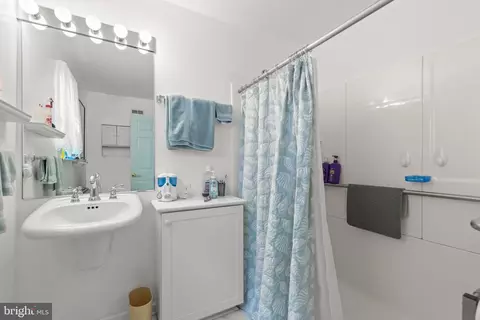 Bath - 423 Crescent Dr, Winchester, VA 22601 photo 1 of 3