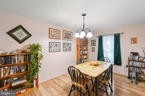 Dining - 423 Crescent Dr, Winchester, VA 22601 photo 2 of 3