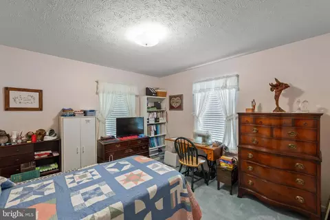 Bedroom - 423 Crescent Dr, Winchester, VA 22601 photo 4 of 6