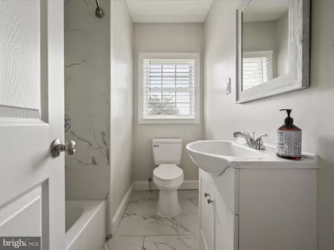 Bath - 25 E Hart St, Winchester, VA 22601 photo 1 of 4
