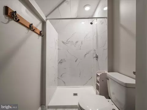 Bath - 25 E Hart St, Winchester, VA 22601 photo 2 of 4
