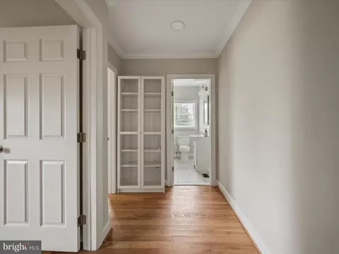 Entry Way - 25 E Hart St, Winchester, VA 22601 photo 4 of 6