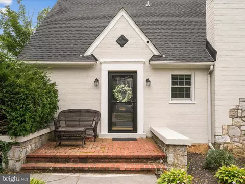 Exterior - 25 E Hart St, Winchester, VA 22601 photo 4 of 10