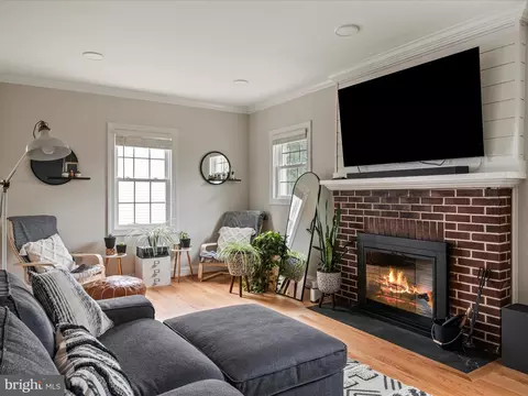 Living - 25 E Hart St, Winchester, VA 22601 photo 1 of 2