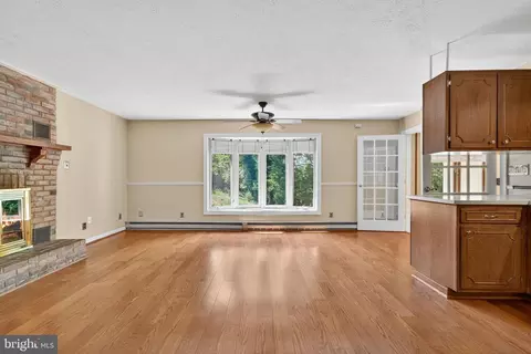 Living - 107 Roszel Rd, Winchester, VA 22601 photo 7 of 14