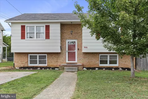 966 Woodstock Ln, Winchester, VA 22601