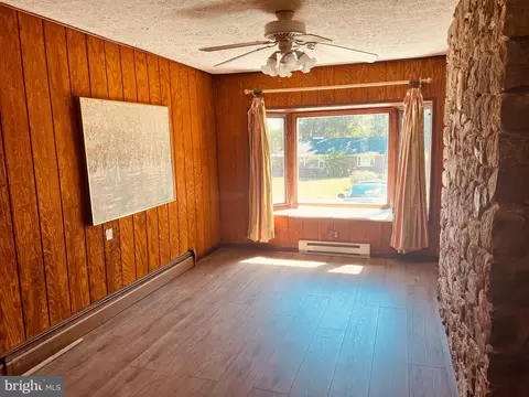 Living - 425 Beechcroft Rd, Winchester, VA 22601 photo 3 of 3