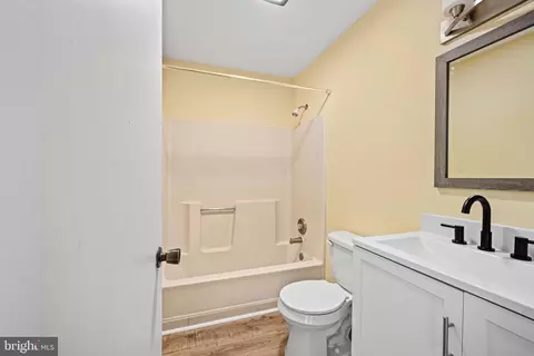 Bath - 26 A Jackson Ave, Winchester, VA 22601 photo 3 of 3