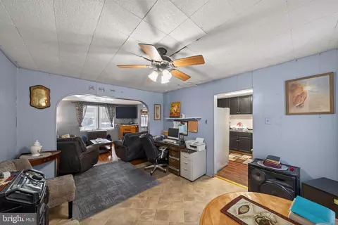 Entry Way - 376 Charles St, Winchester, VA 22601 photo 5 of 13
