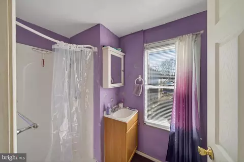 Bath - 376 Charles St, Winchester, VA 22601 photo 1 of 1