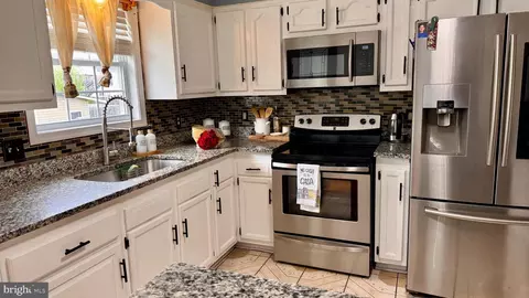 Kitchen - 623 Smithfield Ave, Winchester, VA 22601 photo 2 of 3