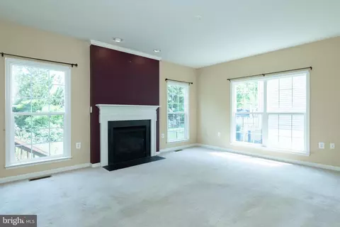 Living - 938 Wayne Dr, Winchester, VA 22601 photo 5 of 7