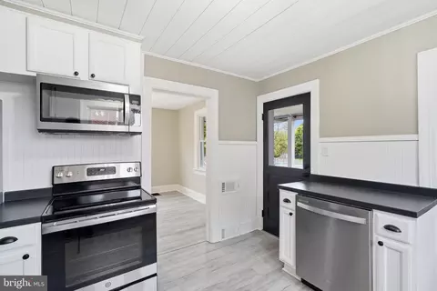 Entry Way - 517 Dunlap St, Winchester, VA 22601 photo 2 of 4