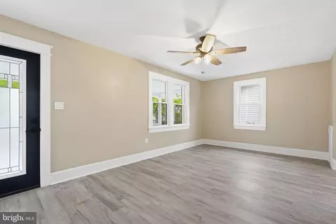 Living - 517 Dunlap St, Winchester, VA 22601 photo 6 of 7
