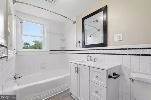 Bath - 517 Dunlap St, Winchester, VA 22601 photo 1 of 1