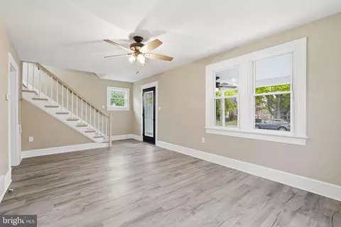Living - 517 Dunlap St, Winchester, VA 22601 photo 4 of 7