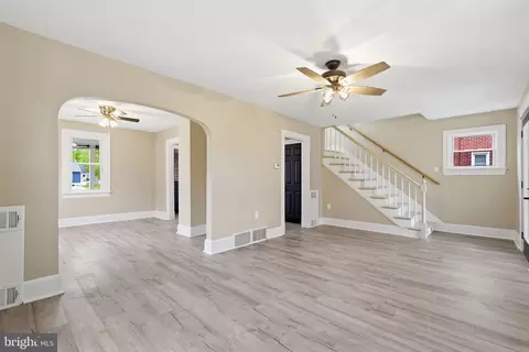 Living - 517 Dunlap St, Winchester, VA 22601 photo 2 of 7