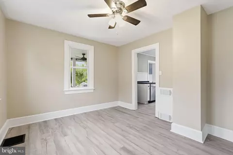Living - 517 Dunlap St, Winchester, VA 22601 photo 5 of 7