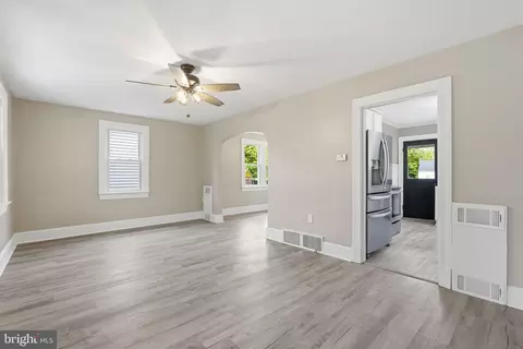Living - 517 Dunlap St, Winchester, VA 22601 photo 3 of 7